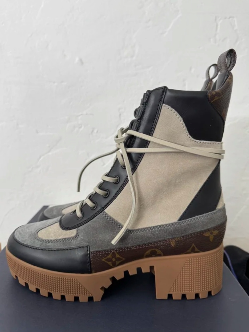 New Never Worn Louis Vuitton Laureate 37.5 - Picture 6 of 7